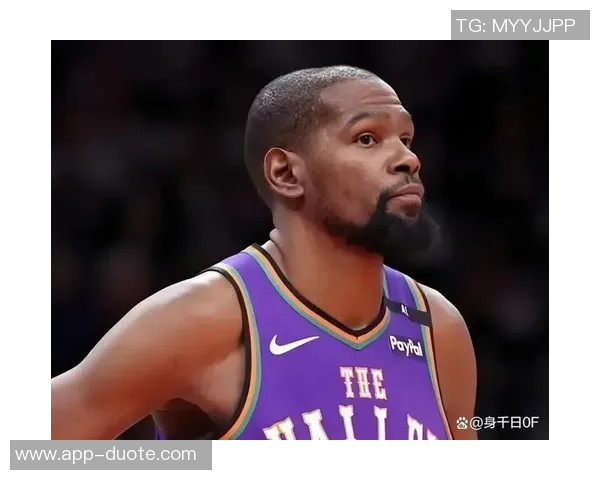 杜兰特场边轻松愉快与火箭助教艾维畅谈免战牌背后心态揭秘 杜兰特场边轻松愉快与火箭助教艾维畅谈免战牌背后心态揭秘