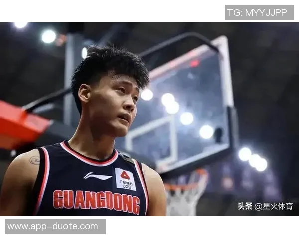 赵睿身穿宏远训练服备战全运会展现时光倒流的独特魅力 赵睿身穿宏远训练服备战全运会展现时光倒流的独特魅力