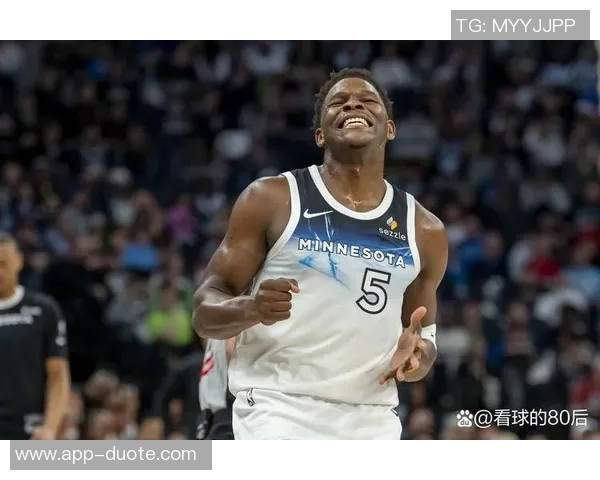 爱德华兹半场表现亮眼11投5中贡献14分1篮板1助攻1盖帽 爱德华兹半场表现亮眼11投5中贡献14分1篮板1助攻1盖帽