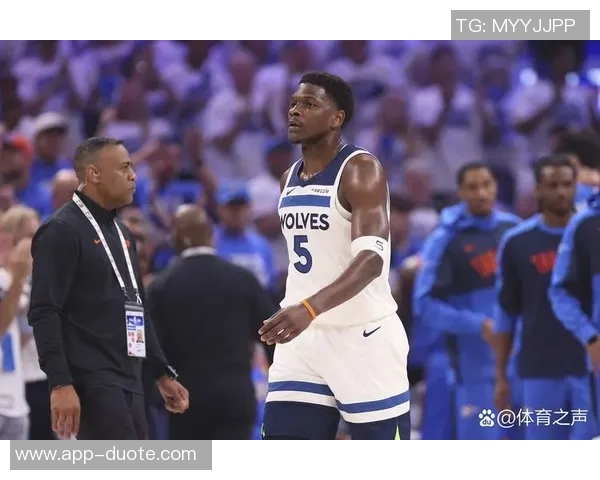 森林狼爱德华兹因右腿筋紧张首节伤退将缺席本场比赛
