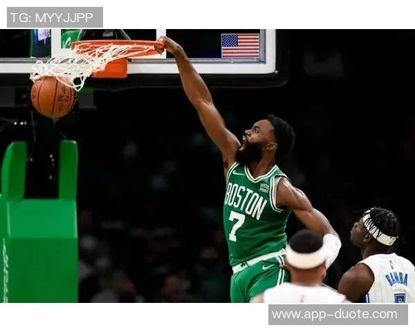 杰伦布朗半场表现平平7投3中三分命中率高但仅得8分助力球队需更努力