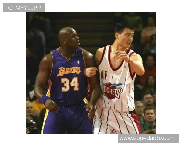 姚明与篮网新秀杰明同框合影引发热议谁能在巨人面前不变矮人