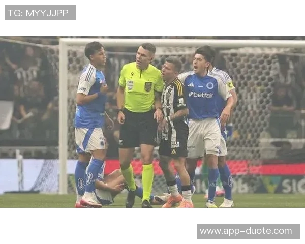 巴甲门将开球失误被对手偷袭瞬间引发全场哄笑